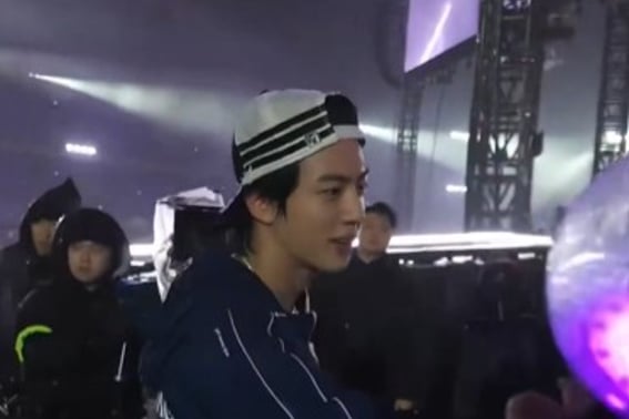 BTSのジン、スタッフの反対にも「大丈夫だ」と客席へ駆け込む···雨の中の猫コンサートの感想 グローバルファン250万人の投稿 [K-EYES]