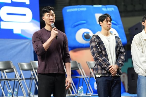 「こんにちは、『監督』のパク・チョルウです」「ファンがいちばん最初に聞いた！ 感動を与えたウリカードの逆転発想 「ファンにいちばん先に伝えたかった」"