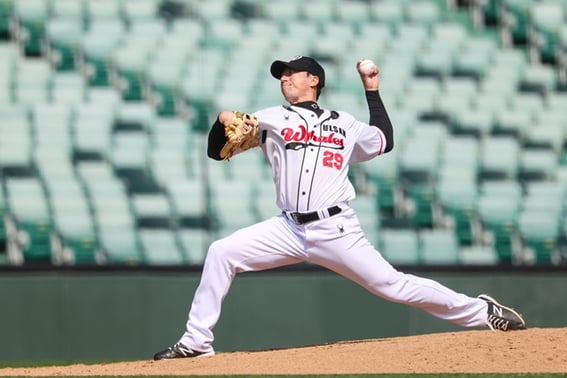 『わぁ』と高効俊、宋振宇を超えた！ 43年2か月3日で『KBO 1・2軍統合』最高齢勝利投手の金字塔