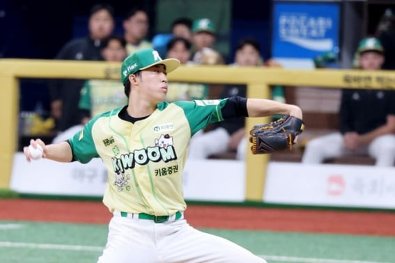 『ハンファ35人除外→キウム行き』すでに3勝 ペ·ドンヒョン、リーグ最多勝は本当か! 「好きな弟、アンウジンの後ろをしっかり守りたかった」"