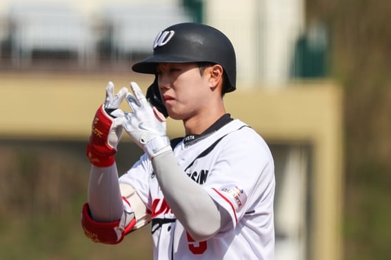 "从培养队中释放→与啦啦队队员结婚→蔚山威尔士行"的卞相权，横扫3分适时爆发3垒打！ 取得两连胜