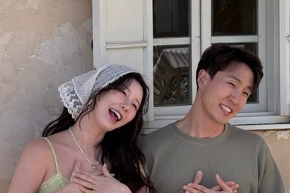 蝴蝶成了两个孩子的妈妈，"生下第二个女儿……现在正在恢复中。" [公式]