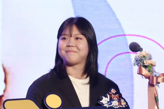 "全体第一位→Future's明星大奖→年轻玩家奖"李智允，出道第一年就拥有了一切 [V-联赛颁奖典礼现场]