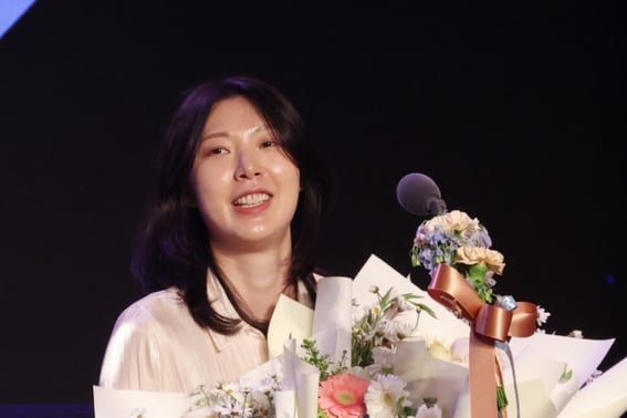 "You need to stretch your legs before you go to bed"" Legend Yang Hyo-jin won the 'New Record Award' with '8406 points, 1748 blocking' left [at the V-League Awards]