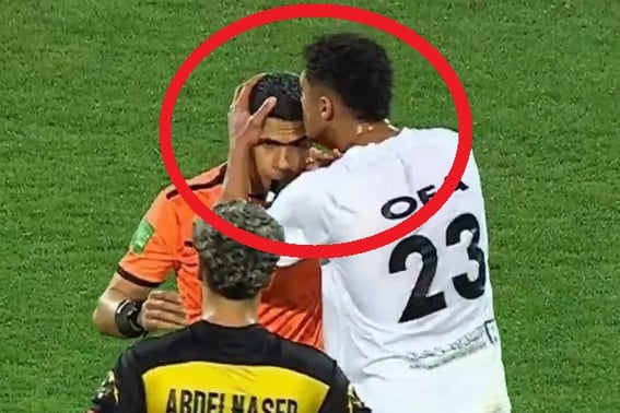 "Боже мой", после "принудительного поцелуя" рефери, красно-белые... Разъяренный судья "Стрела в глазах" Сала "Стрела в самую дальнюю поездку" в свою команду.