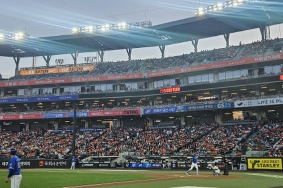 「ハンファファンは本当にすごい」歴史的衝撃の敗北を見ても、開幕後10試合連続で完売の行進 [大田現場]