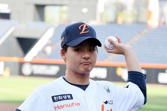 "Though we said we wouldn't use him," he was ultimately registered for the first team; "A trade with Son A-seop," Lee Gyo-hoon called up: "I'll try using him if the timing is right"... Lee Sang-gyu removed [Daejeon Field]