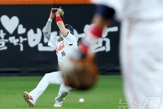 "What crime did Wang Yen-ching commit?" Conceding a staggering 6 runs due to errors, the Hanwha defense is left sighing [Daejeon Field]