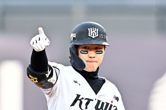 'Even An Woo-jin couldn't stop it.' KT's acquisition pays off as they surge to four consecutive wins, now tied with 'top-ranked' Samsung in second place with 0 games behind, while Kiwoom sinks into a five-game losing streak [Suwon Field Review]
