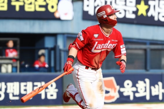 'Dizzy Hit-by-Pitch' Worries for Go Myeong-jun and Jo Hyung-woo Alleviated by Choi Ji-hoon and Choi Jung's 'Home Run Guns'... SSG Secures 3-Game Winning Streak and Jumps to Sole 4th Place [Pro Baseball Review]