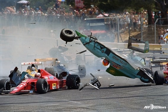 "维斯塔潘多悼念"赛车比赛"冲击"死亡事故发生，七重大型追尾"这项运动有多危险……"