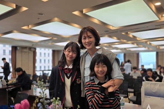 'Former Player' Wife's View of 'Coach' Park Cheol-woo: "My Husband Is Not a Genius Type but a Hardworking One... I Always Recall Him Taking Notes" [Interview]