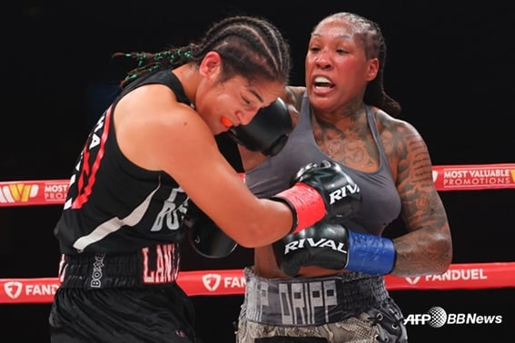 "Lost Consciousness, Carried Out on Stretcher Due to Brain Hemorrhage" Female Boxing Champion's Tragedy After Brutal KO Defeat... "Why Didn't the Referee Stop It Sooner?"