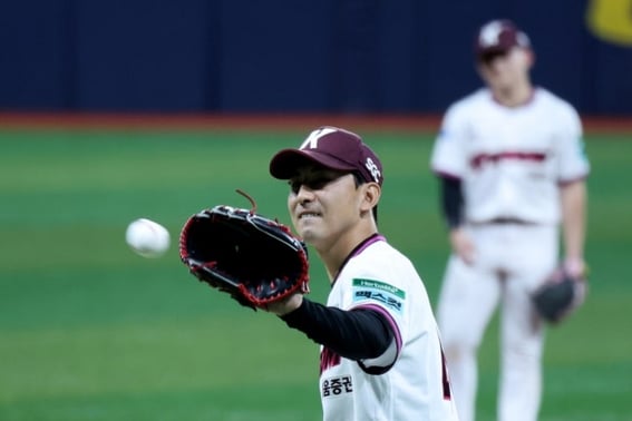 'First SV in KBO History' Japanese Yuto Kanakubo's Honest Confession: "I Was Dizzy When TOP of BIGBANG, the League's Best Contact Hitter, Hit My Final Forkball"