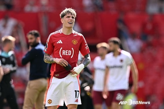 "Звездная болезнь" - к Гарначо, которого изгнали из голых записей: "Ты не так хорош!"... Откровение старшего: "С 16 лет я наглый"