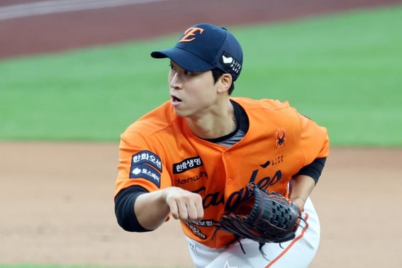 'Noh Si-hwan Returns' — Shocking departure of Hanwha pitcher Eom Sang-baek, who signed a 7.8 billion won contract, already underwent elbow surgery [Jamsil]