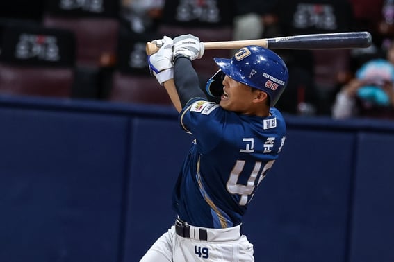'Tiền đặt cọc 80 triệu won', tân binh 19 tuổi 'Home run mang tính lịch sử'... Triệu hồi đến buổi lễ tân tinh năm 1982. [Cảnh bóng chày hôm qua]