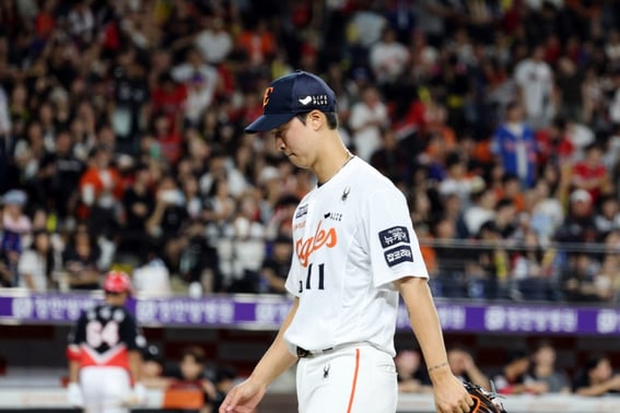 "Cứ nghĩ là không có..." Huấn luyện viên Moon tuyên bố ra khỏi mùa giải, hai năm sau khi Hanwha Um Sang-baek biến mất... Năm 2027, nếu bạn trở lại với 'người ném bóng 10 trận thắng'