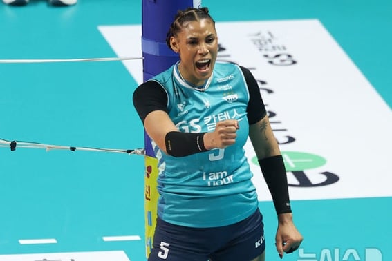 Silva khẳng định tái ký hợp đồng với GS Caltex và chia sẻ vinh dự được tiếp tục hợp đồng với các đồng nghiệp tài năng của mình Cuộc oanh tạc V-League tiếp tục