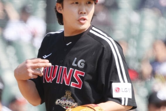 'Á, sét đánh ngang tai'' Yoo Young Chan bị chấn thương ở cuối hiệp thứ 9 của LG. Dù đã giành chiến thắng trong trận đấu đầu tiên giữa Doosan và Jamsil nhưng vẫn không thể cười thỏa thích. Chiến thắng đầu tiên của Im Chan Gyu - Moon Bo Kyung với 3 cú đánh' [Đánh giá tại hiện trường Jamsil]