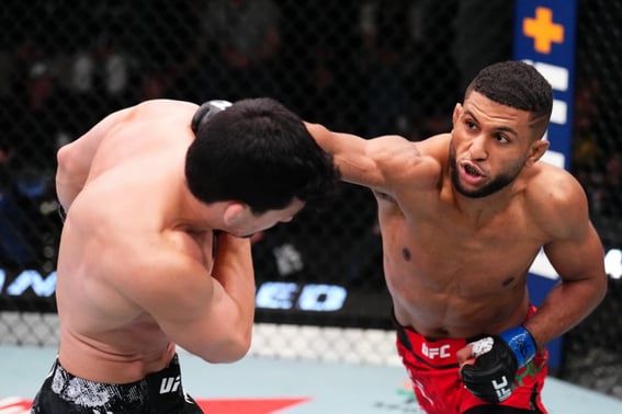 "Dành cho người anh đã qua đời vì say rượu lái xe…" Trận đấu chính của UFC lần đầu tiên trong đời diễn ra"