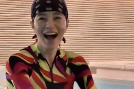 Kim Hye-soo, 55, flawless figure in swimsuit... "Luxury body that can also pull off penalty outfits" [Star Issue]