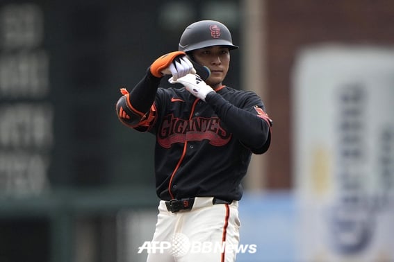 With 'home run the previous day,' Lee Jung-hoo exploded with two perfect doubles! Three hits and a run, a dominant performance as he truly hit his stride... Batting average once in the 10s, now already approaching the 300s.