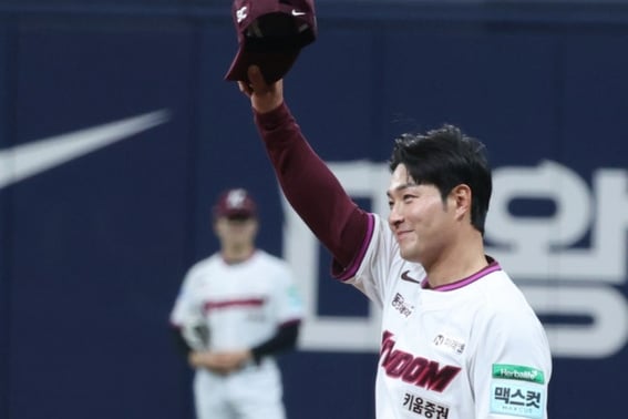 'A Sea of Tears at Gochok' Park Byung-ho Sobers at Retirement Ceremony: "I Was Happy to Be with You" — Samsung Shows Sincere Respect