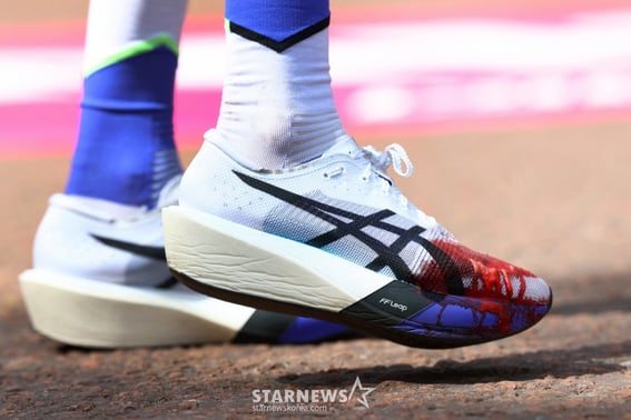 "Running shoes covered in blood" On the day the first-ever 'under-2-hour' marathon record was set, the women's race was a hellish battle: "My feet felt like they were bursting"