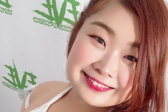 '156 см, 100 кг' 女 известный борец 'Неожиданная свадьба' в Японии... "Мне жаль фанатов", если они не видели выступление, где они едят "Особый рисовый пирог"