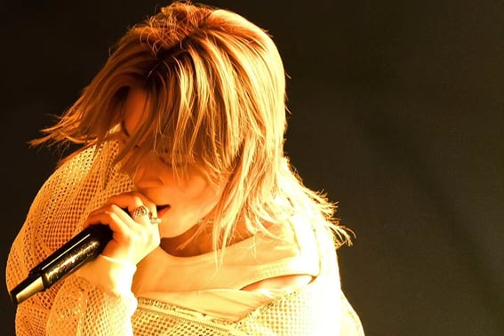 Jimin (BTS) khoe ảnh siêu tân binh trên sân khấu