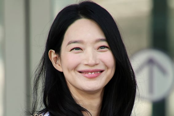 Kim Woo Bin ♥ Shin Min Ah trên đường đi công tác'Nụ cười đáng yêu' với quần jean + áo thun trắng [Star Issue]