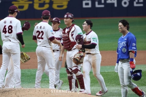 Đội bóng mạnh nhất KBO hiện tại là Kirum! Thật đáng ngạc nhiên với 6 trận thắng, 1 trận thua, 1 trận đường hoàng, 1 trận thắng → "chỉ mất 8 điểm" trong 6 trận đấu. Trận đấu giữa Lotte và Doosan trên bảng xếp hạng tuần này