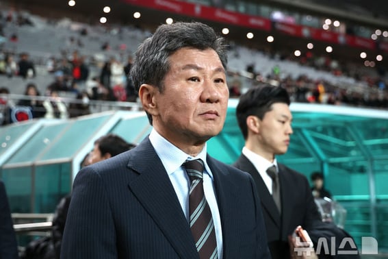 Футбольная ассоциация также провела экстренное заседание совета директоров в начале следующего месяца из-за дисциплинарного кризиса председателя Чон Мон Гю.