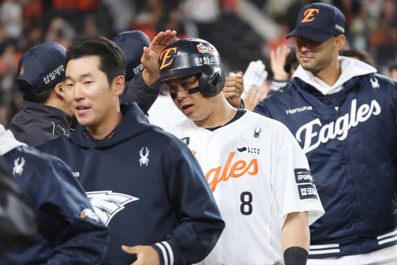 Победа в финале продления Hanwha «Взрыв Допамина», тренер Ким Кён Мун опустил голову и сказал: «Я не смог показать вам много хороших игр..." [Место проведения Тэджона]