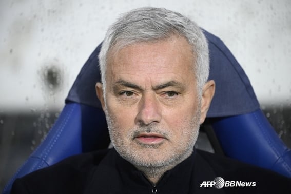 "Thật sự bài Turn Around Us lại là bài hát quá sức." "Chiến thuật đã được thực hiện, hãy mang "ông chủ" đến phòng thay đồ ... "Lý do bỏ qua Clop và muốn Special One là gì?"