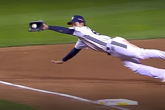 'How hungry for baseball must one be' — debut day features a wedge shot and three super catches → Samsung's chase met with a splash of cold water [Yesterday's Baseball Moments]