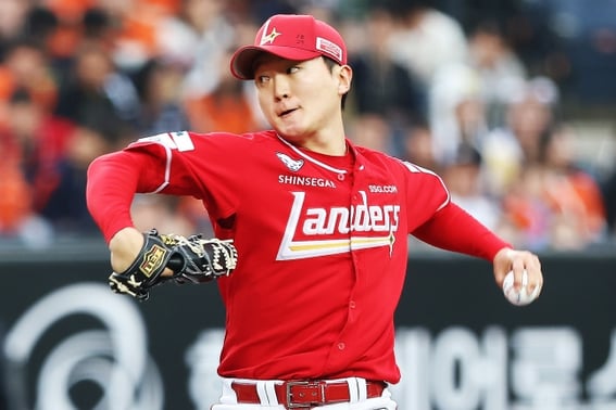 'Monster' Ryu Hyun-jin was also subdued, and the long-awaited 'post-Kim Kwang-hyun' has emerged... SSG's Kim Geon-woo ties for the league lead in wins [Daejeon]