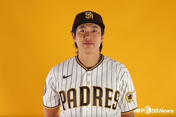 '5G 4 RBI' problem solver Song Sung-moon revives, recording 2 hits and 1 RBI in 5 at-bats at Triple-A... batting average rises to 0.291