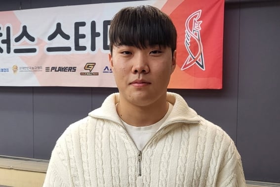 "I'm not used to interviews..." The shy 18-year-old boy → Storming growth to become the KBO's top clutch hitter, the ultimate "problem solver"