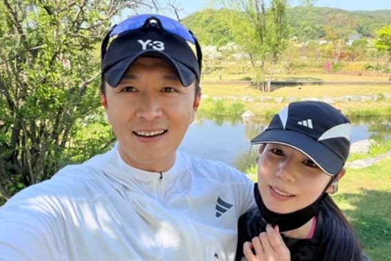 Jin Taehyun, ♥Park Si-eun share bright update: "Whatever my wife does, she's beautiful"