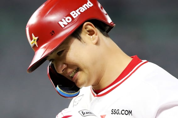 'How could this be?' Home run champion volunteers to move to 'minor league dorms,' even the manager is watching closely... Will he write a dramatic comeback story?