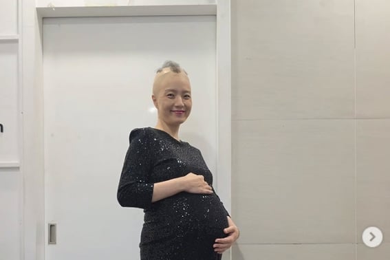 Visual shock for expectant mothers.. Ahn Young-mi reveals full-term pregnancy photos
