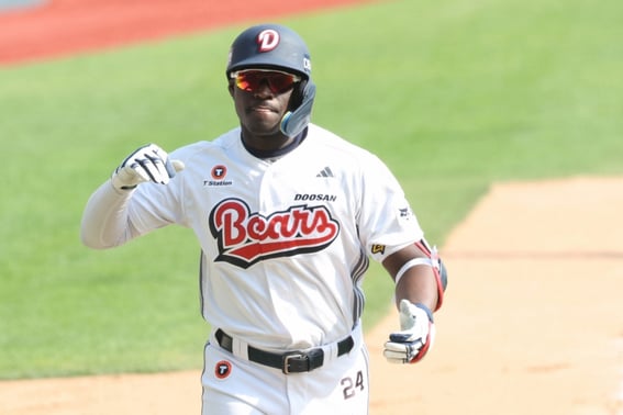 'Shock' from near-dismissal → 10-game batting average of 0.444 explodes; Doosan welcomes such a lucky charm who loves bulgogi... "Gocheok Dome is Korea's Tropica Field"