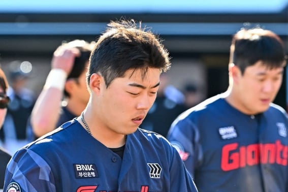 "There was no one in front of me." The moment Kim Sang-soo revealed the unoccupied third base in the bottom of the 8th inning with no outs and a runner on first, prompting the question: Why did Lotte leave the infield empty? [Suwon Field]