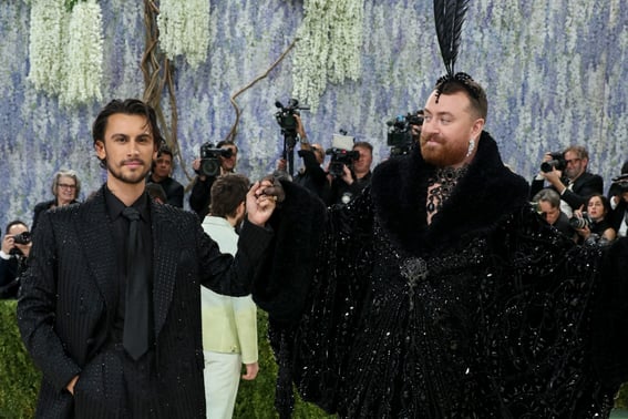 Sam Smith hẹn hò 3 năm ♥ đính hôn ở New York cùng người yêu đồng tínhĐáp lại nụ hôn gió [★ Hollywood (bướm đêm)]