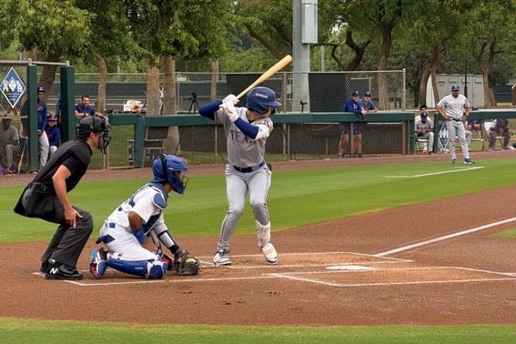 '156 km/h' Texas pitcher-hitter Kim Sung-jun explodes with first home run of the season against the Dodgers, igniting the rookie league opener [Video]