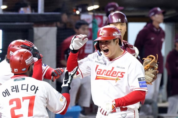Once again the protagonist of the 'Kim Jae-hwan Derby,' he takes the field as the fourth hitter designated hitter against his former team, Doosan... Manager says, "I consider it a game just like any other" [Jamsil On-site]