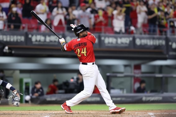 'Y' al gol, ¡jonrón-jonrón-jonrón-jonrón! Fue un histórico sin precedentes en la KBO. ¿Desplazará el inversor extranjero de KIA, contratado como trabajador temporal a corto plazo por 73 millones de wones, al inversor extranjero de 1.500 millones de wones?