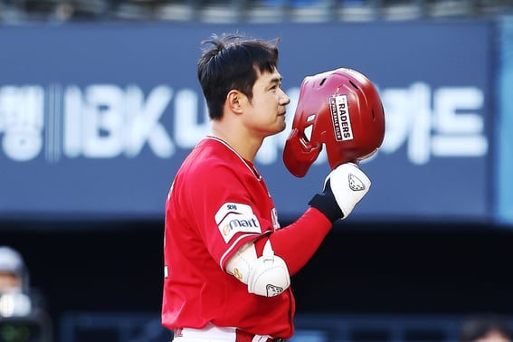 Jamsil fans' jeers explode toward Kim Jae-hwan → Today (9th), he starts again as the fourth batter! Manager: "He's doing well without worrying about it" [Jamsil on-site]